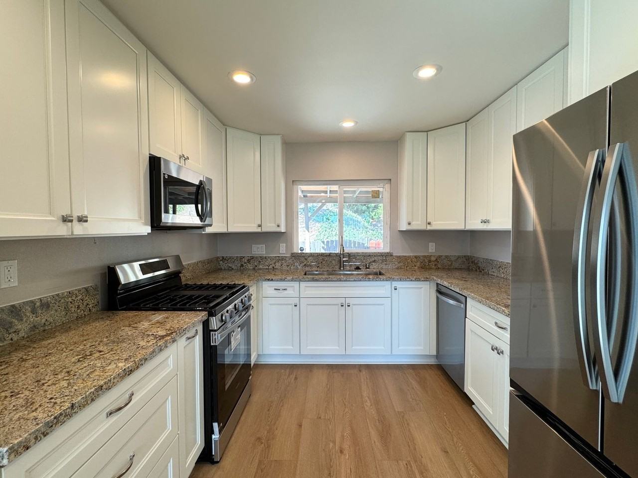 1088 Carlsbad St - Photo 2 of 27