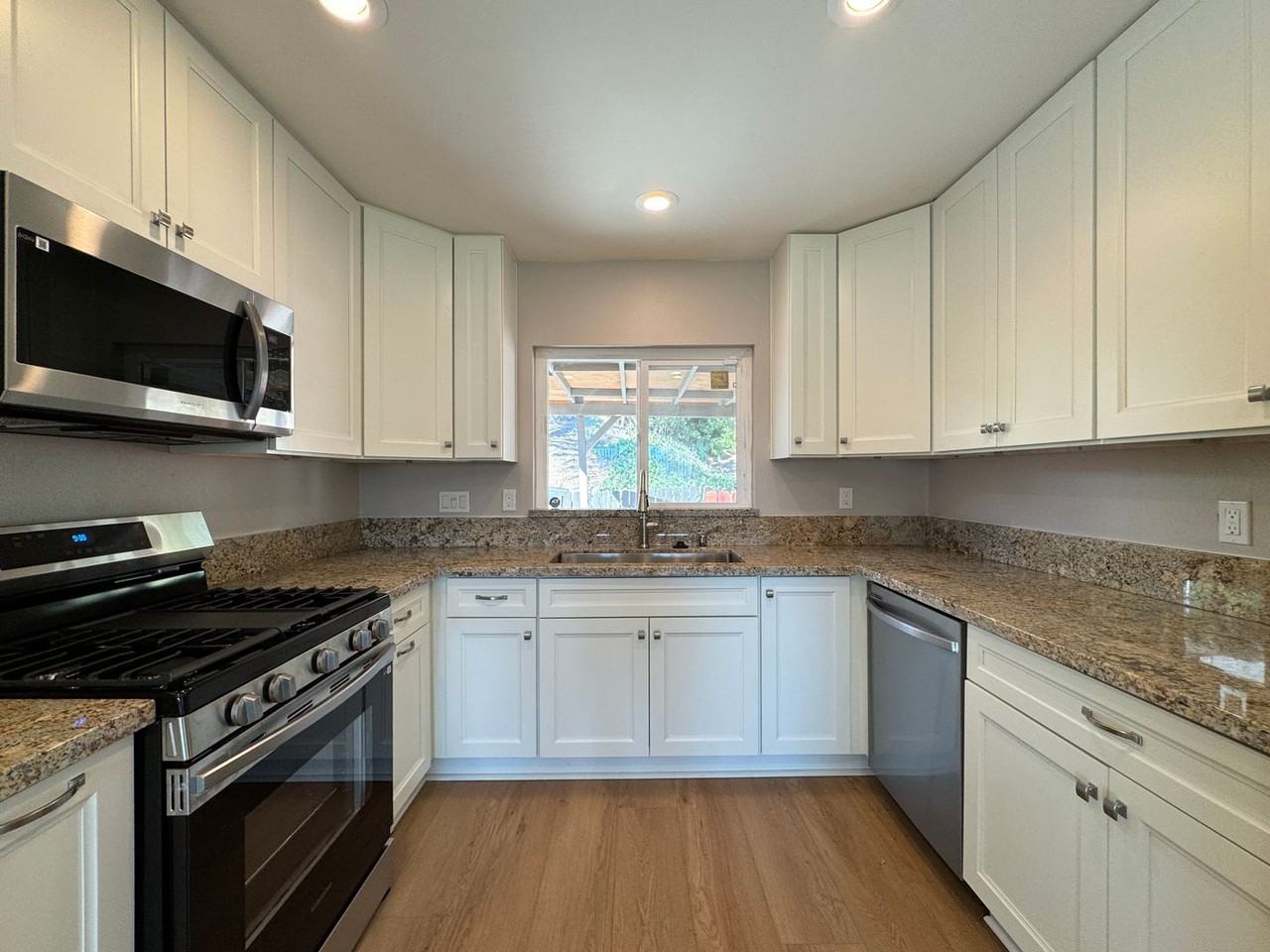 1088 Carlsbad St - Photo 3 of 27