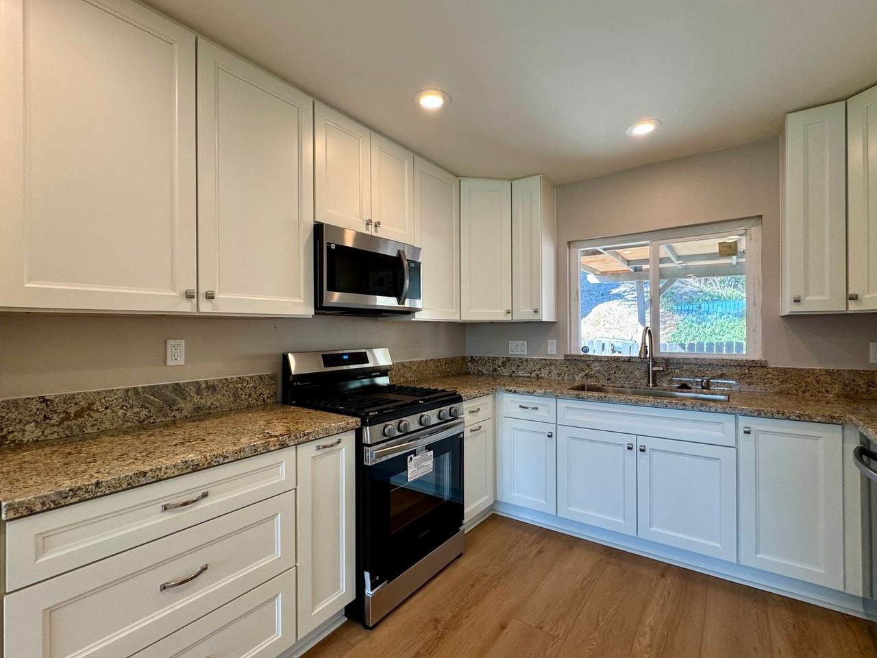 1088 Carlsbad St - Photo 4 of 27