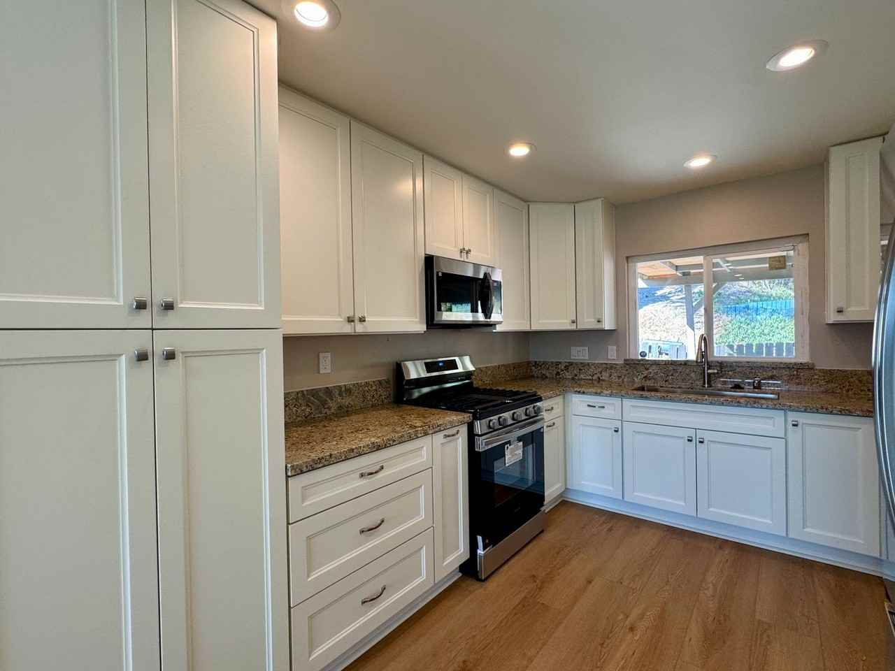 1088 Carlsbad St - Photo 5 of 27