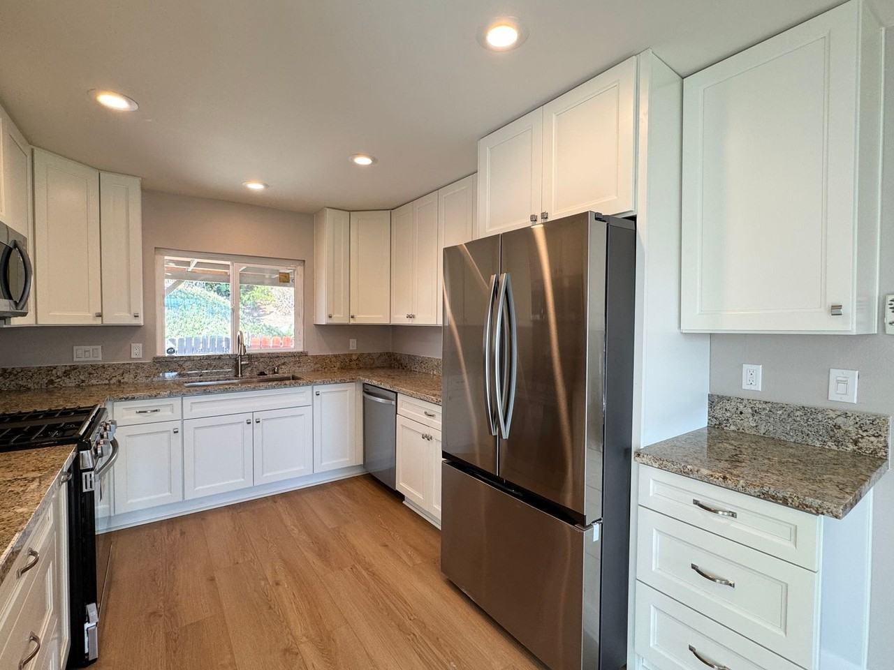 1088 Carlsbad St - Photo 6 of 27