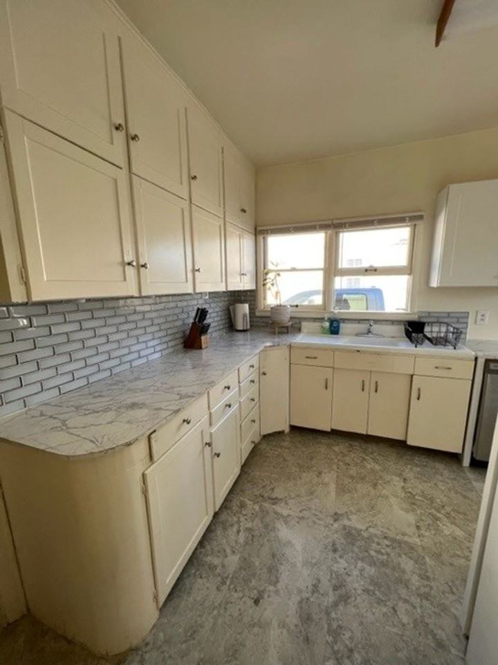 116 W 10th St - Photo 3 of 21