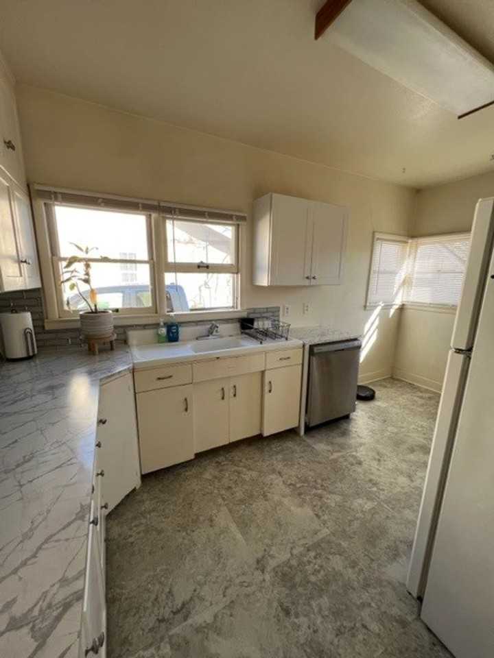 116 W 10th St - Photo 6 of 21
