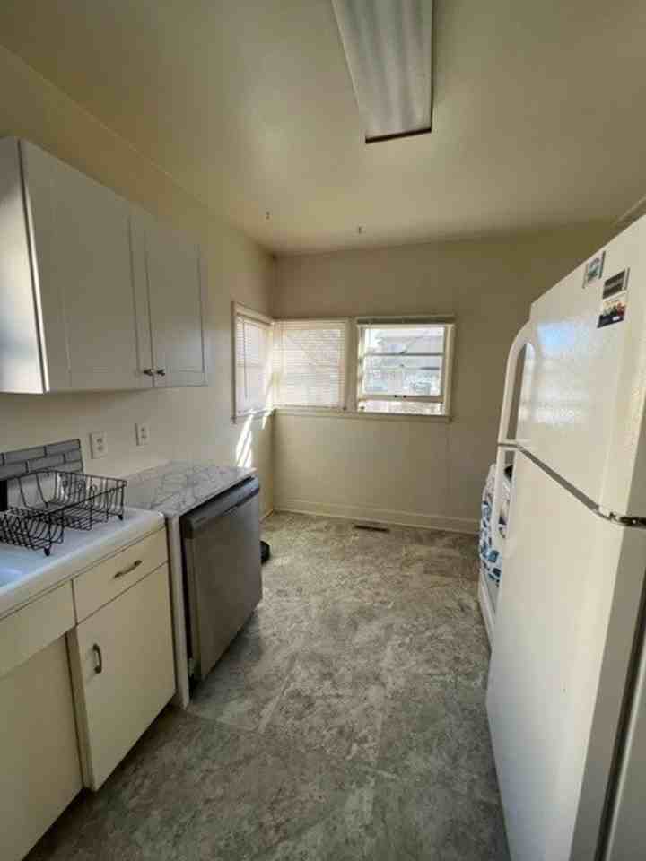 116 W 10th St - Photo 7 of 21