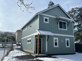 featured image of 872 872 & 878 Siskiyou Blvd