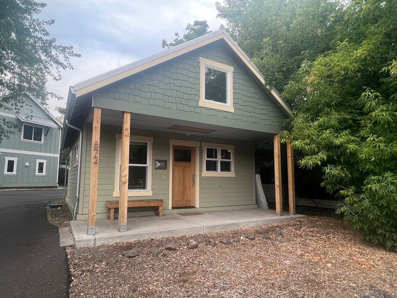 872 Siskiyou Blvd - Photo 2 of 11