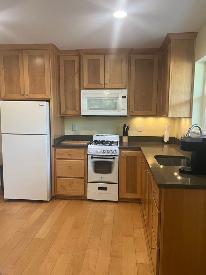 872 Siskiyou Blvd - Photo 4 of 11