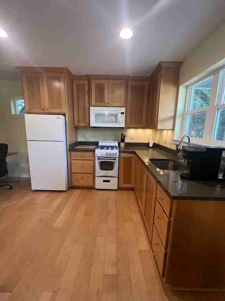 872 Siskiyou Blvd - Photo 5 of 11