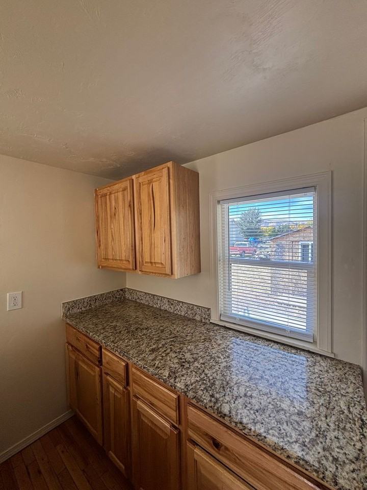 651 Mckinley Ave - Photo 5 of 9