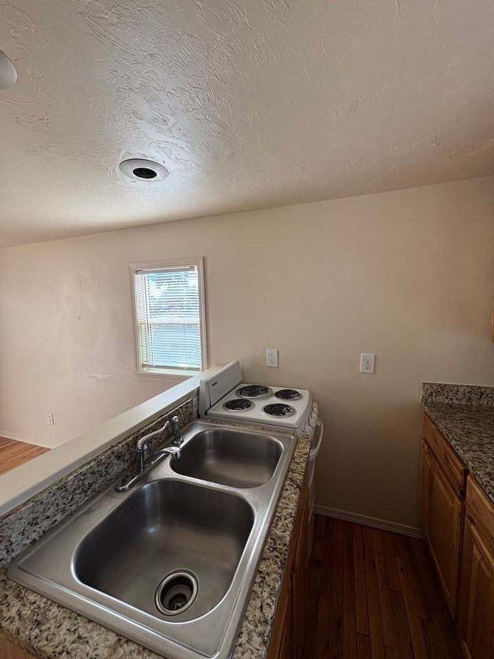 651 Mckinley Ave - Photo 6 of 9