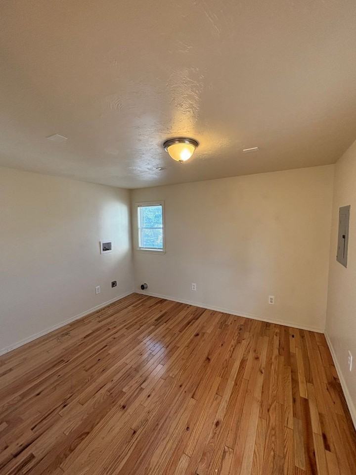 651 Mckinley Ave - Photo 7 of 9