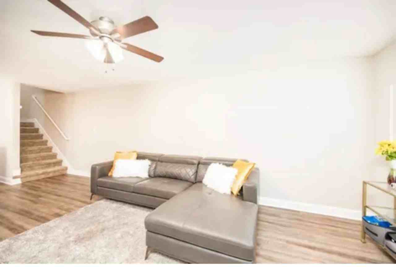 821 Lutz Ln - Photo 4 of 19