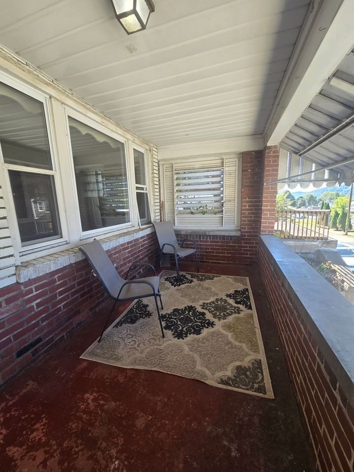1920 Victoria Ave - Photo 2 of 11