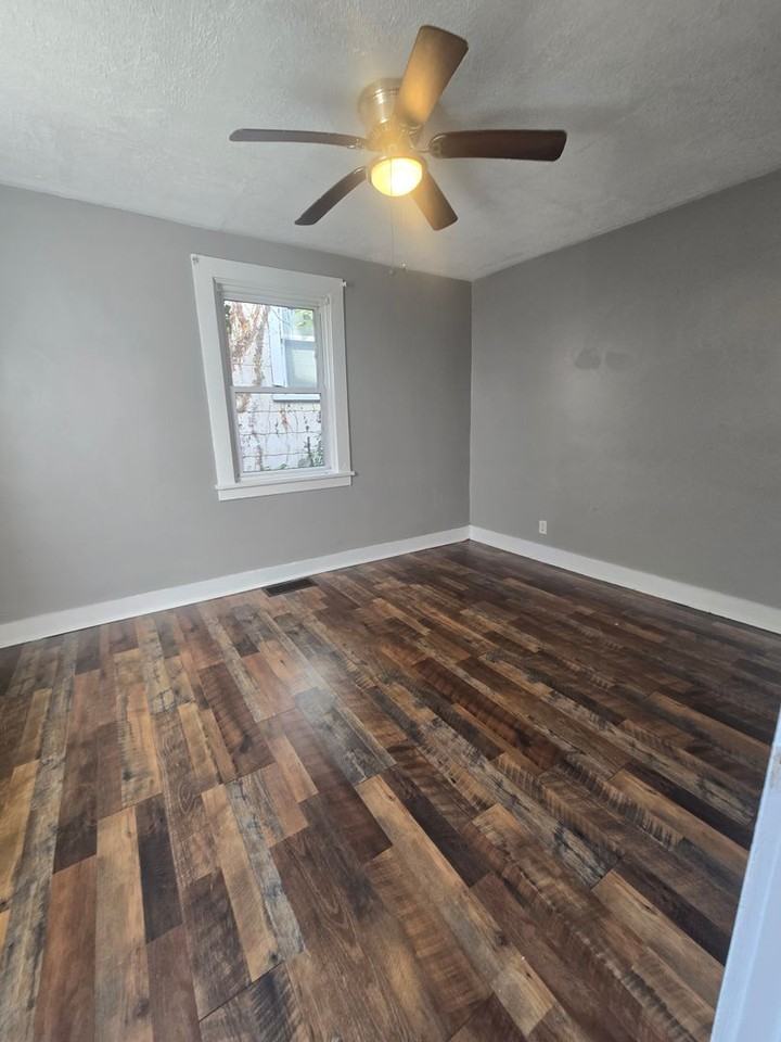 1920 Victoria Ave - Photo 4 of 11
