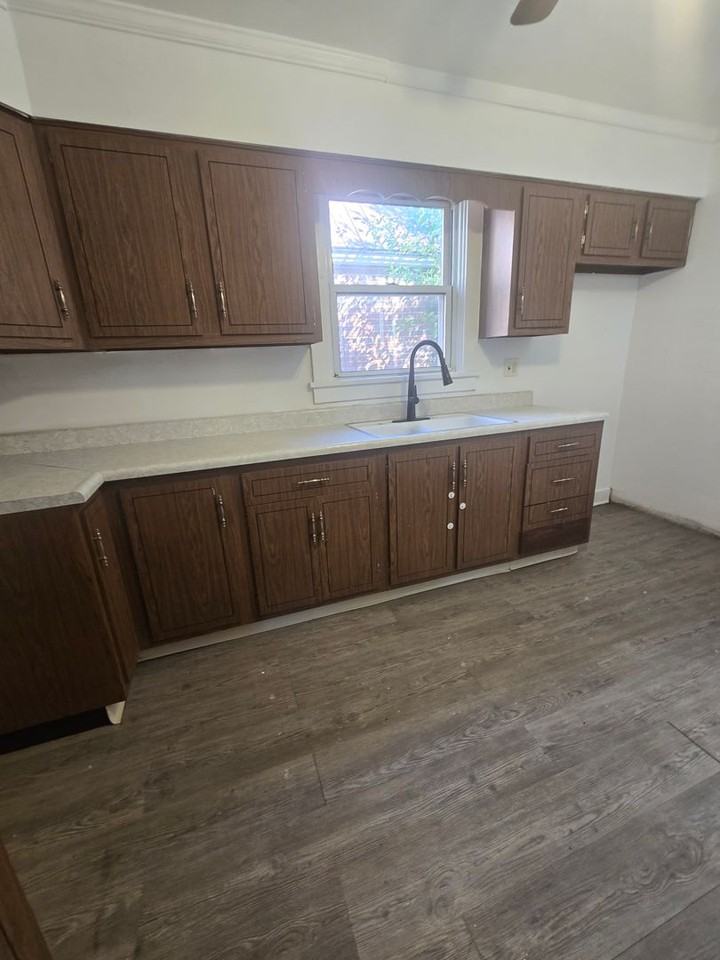 1920 Victoria Ave - Photo 5 of 11