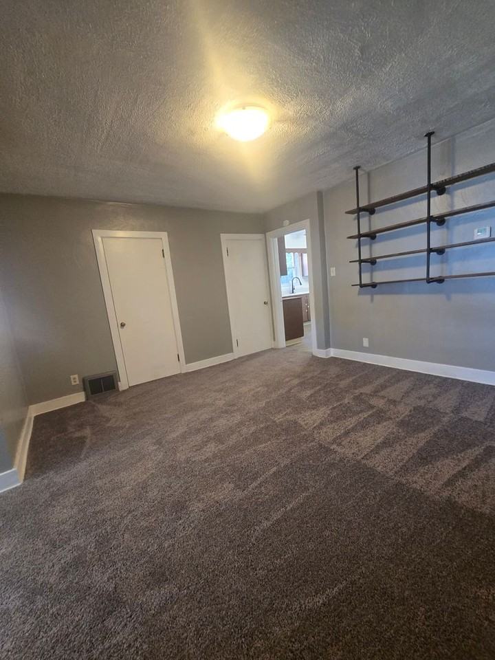 1920 Victoria Ave - Photo 6 of 11