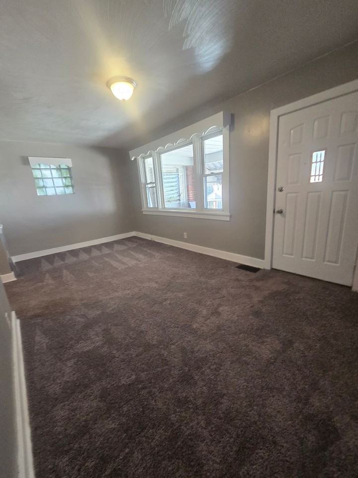 1920 Victoria Ave - Photo 7 of 11