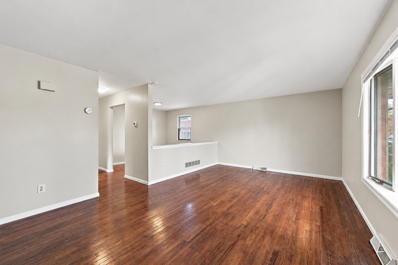 215 Warwick Ave - Photo 2 of 15