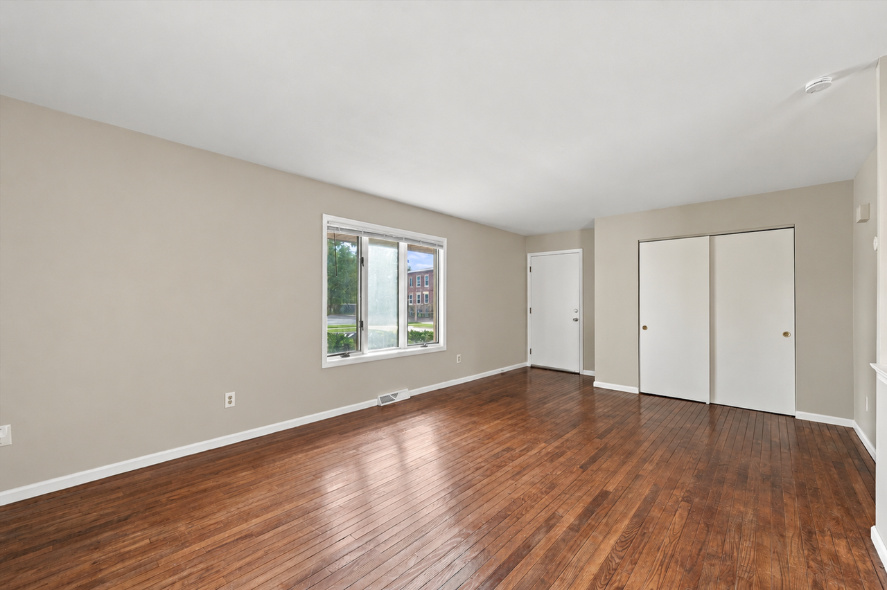 215 Warwick Ave - Photo 3 of 15