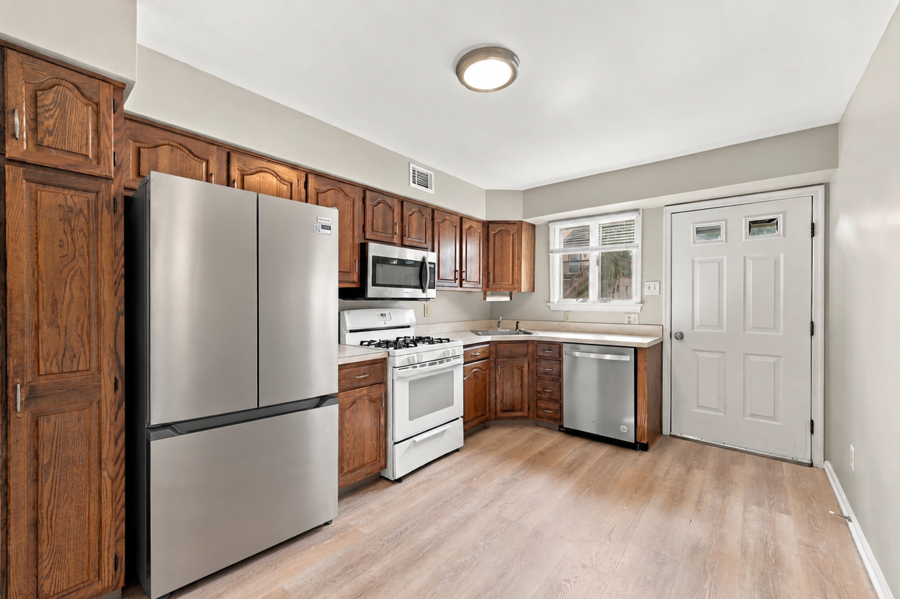 215 Warwick Ave - Photo 6 of 15