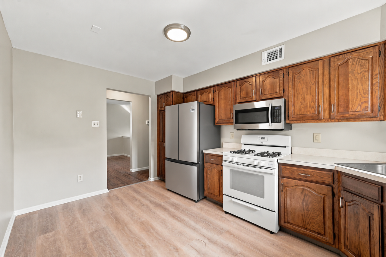 215 Warwick Ave - Photo 7 of 15