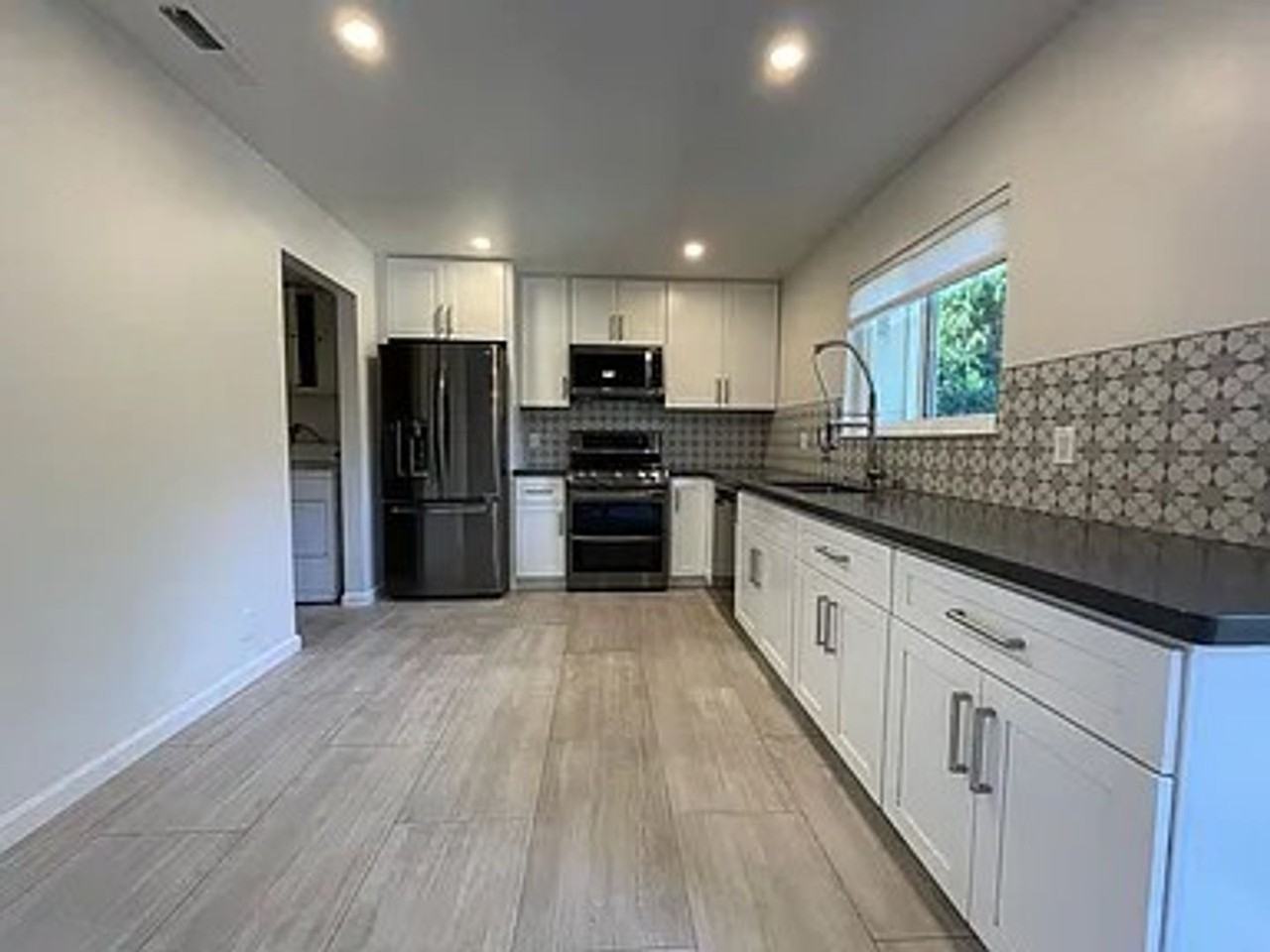 30 Saw Mill Ct - Photo 3 of 16