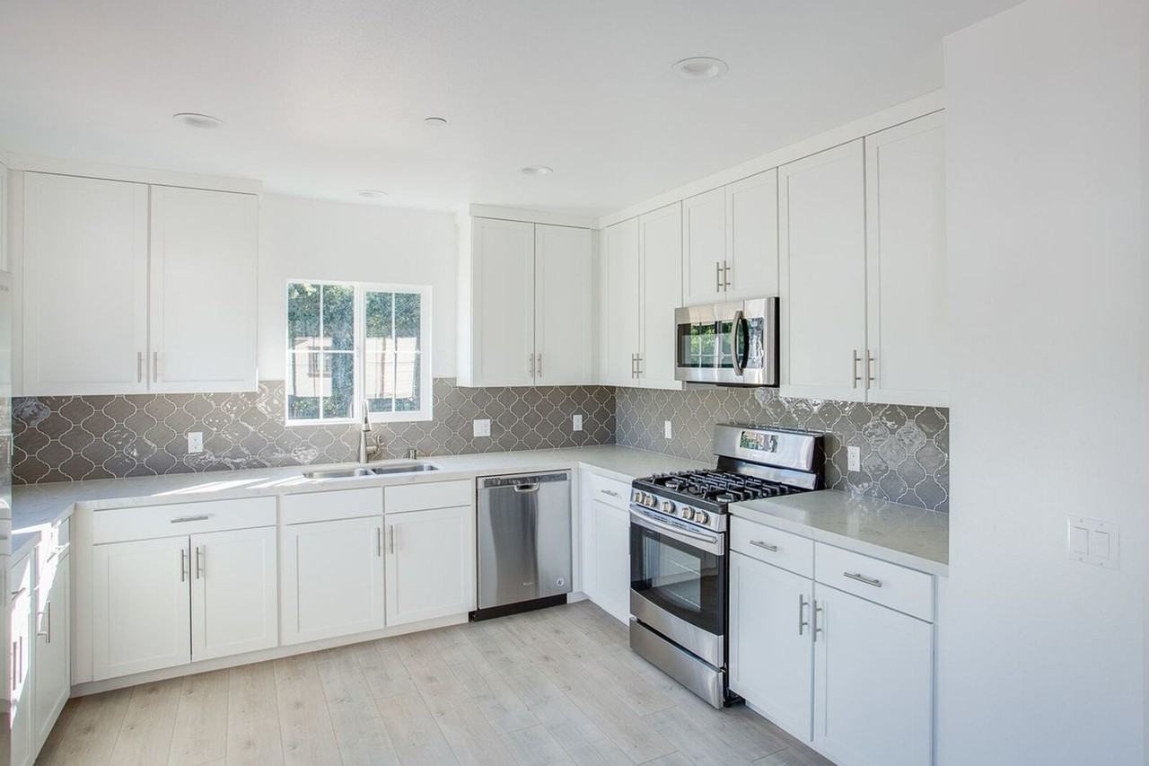 Chesebro Luxury Townhouses - Photo 3 of 40