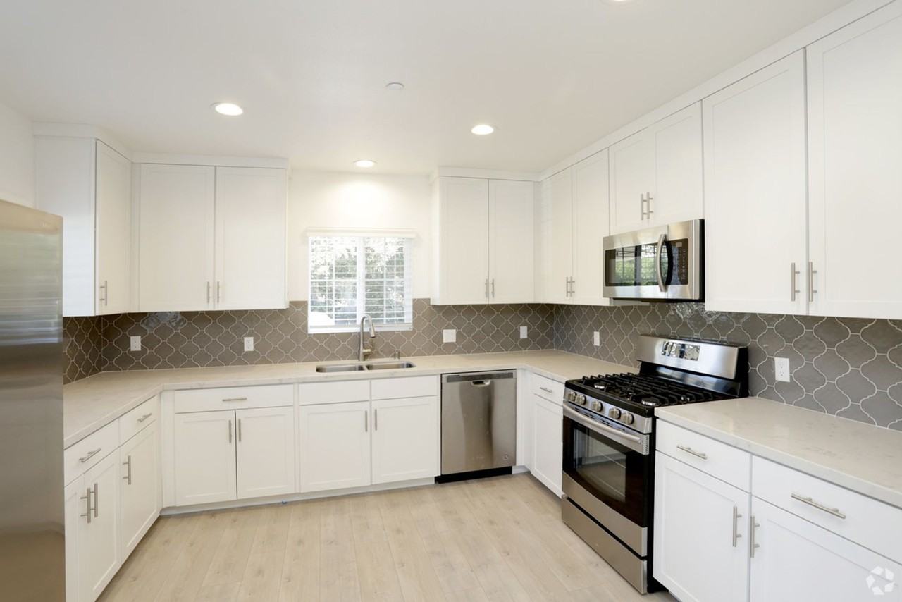 Chesebro Luxury Townhouses - Photo 5 of 40