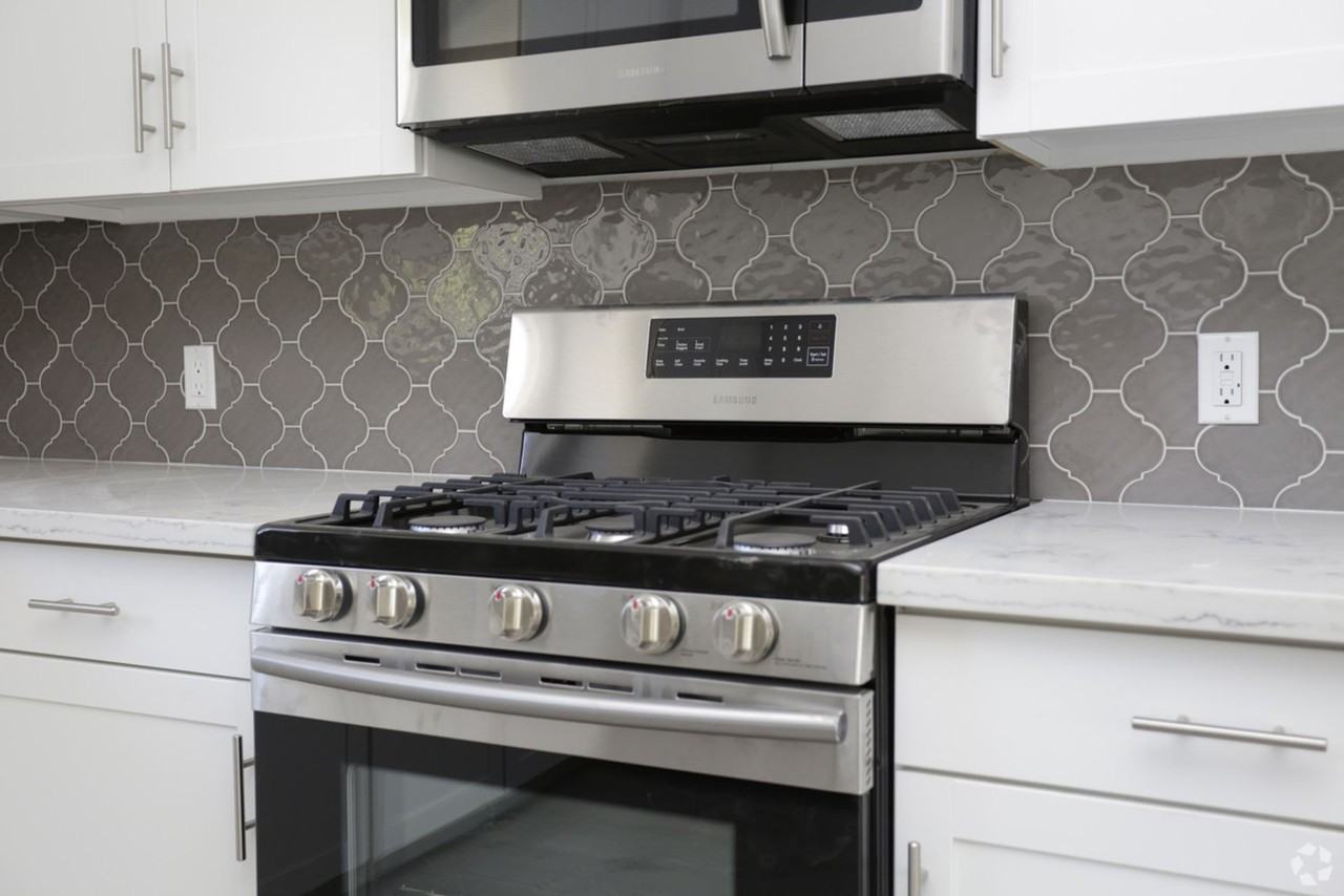 Chesebro Luxury Townhouses - Photo 7 of 40