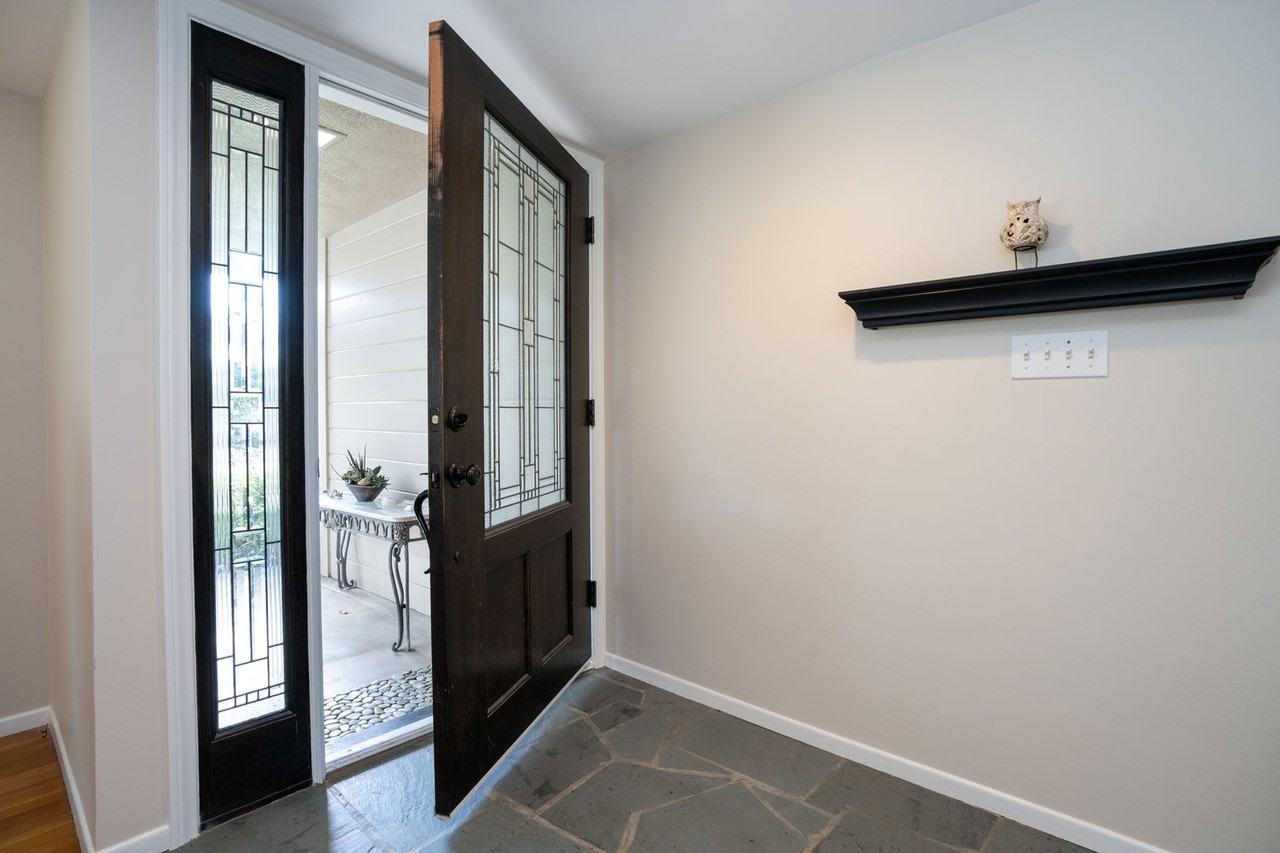 825 Tyburn Rd - Photo 5 of 29