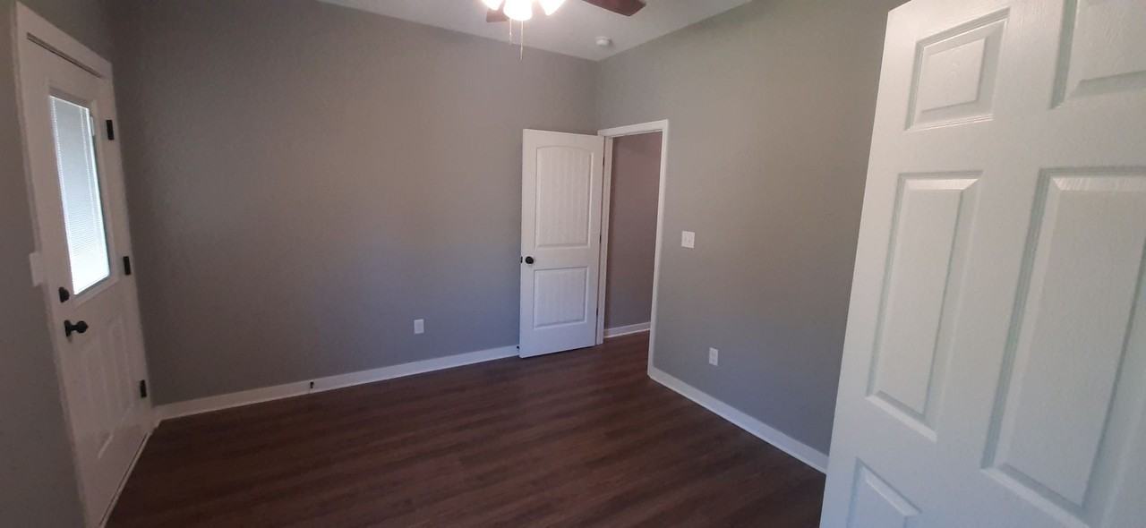 512 N Oak St - Photo 2 of 11