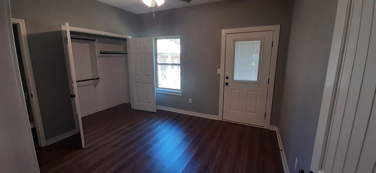 512 N Oak St - Photo 3 of 11