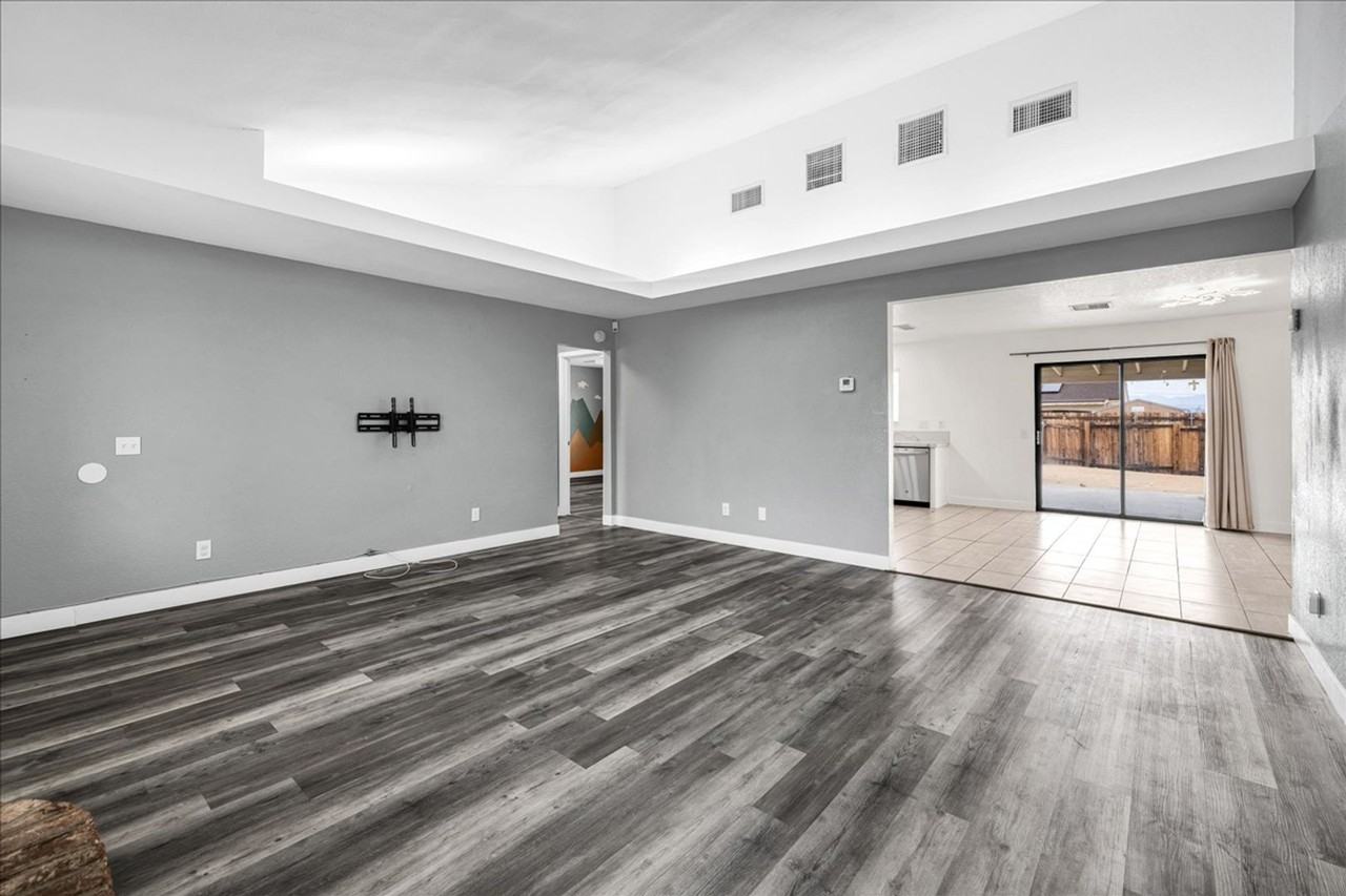 6776 Quail Spring Ave - Photo 4 of 28