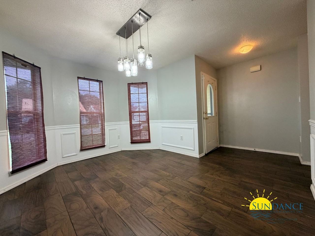 929 Claeven Cir - Photo 2 of 33