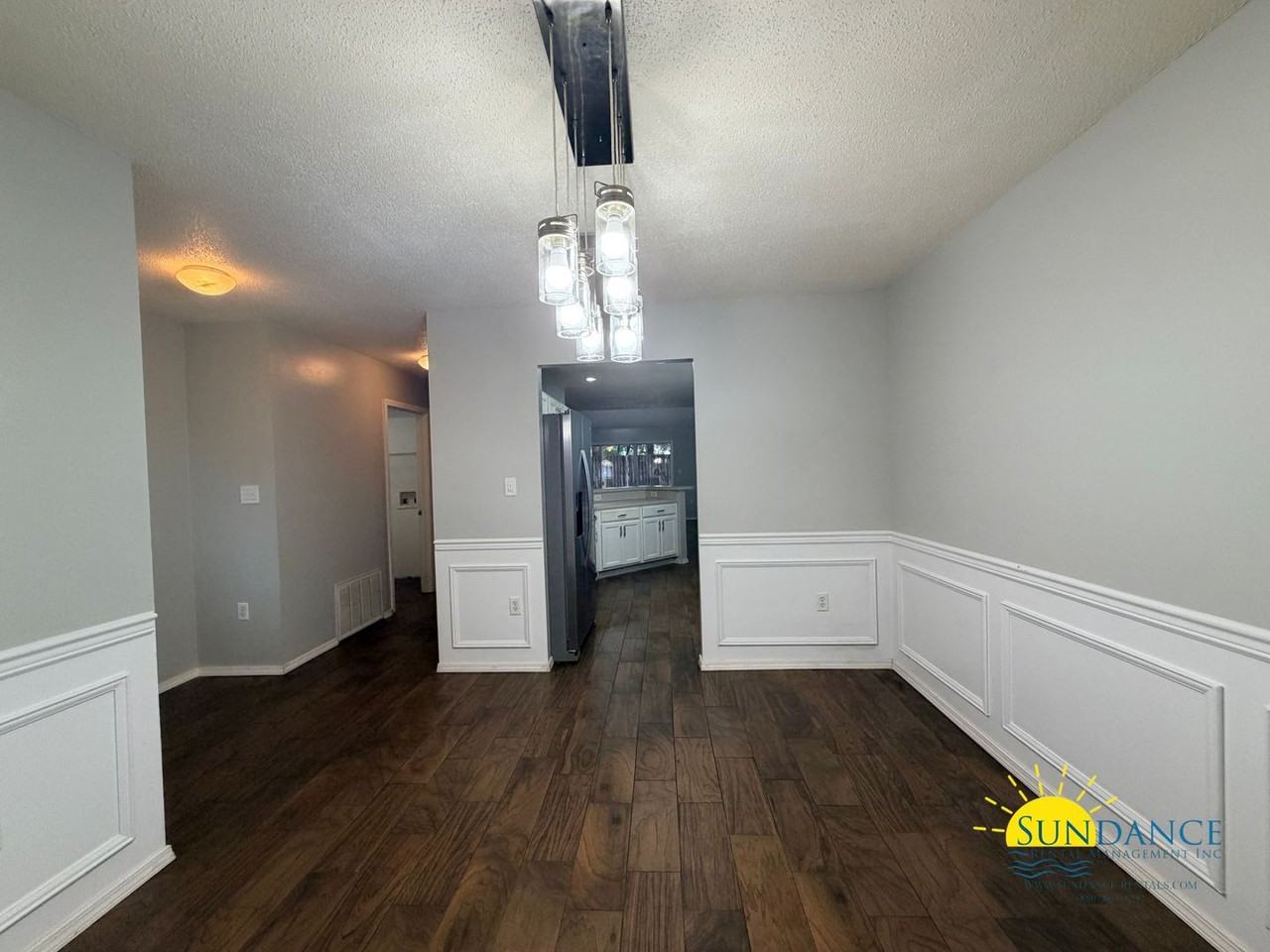 929 Claeven Cir - Photo 3 of 33