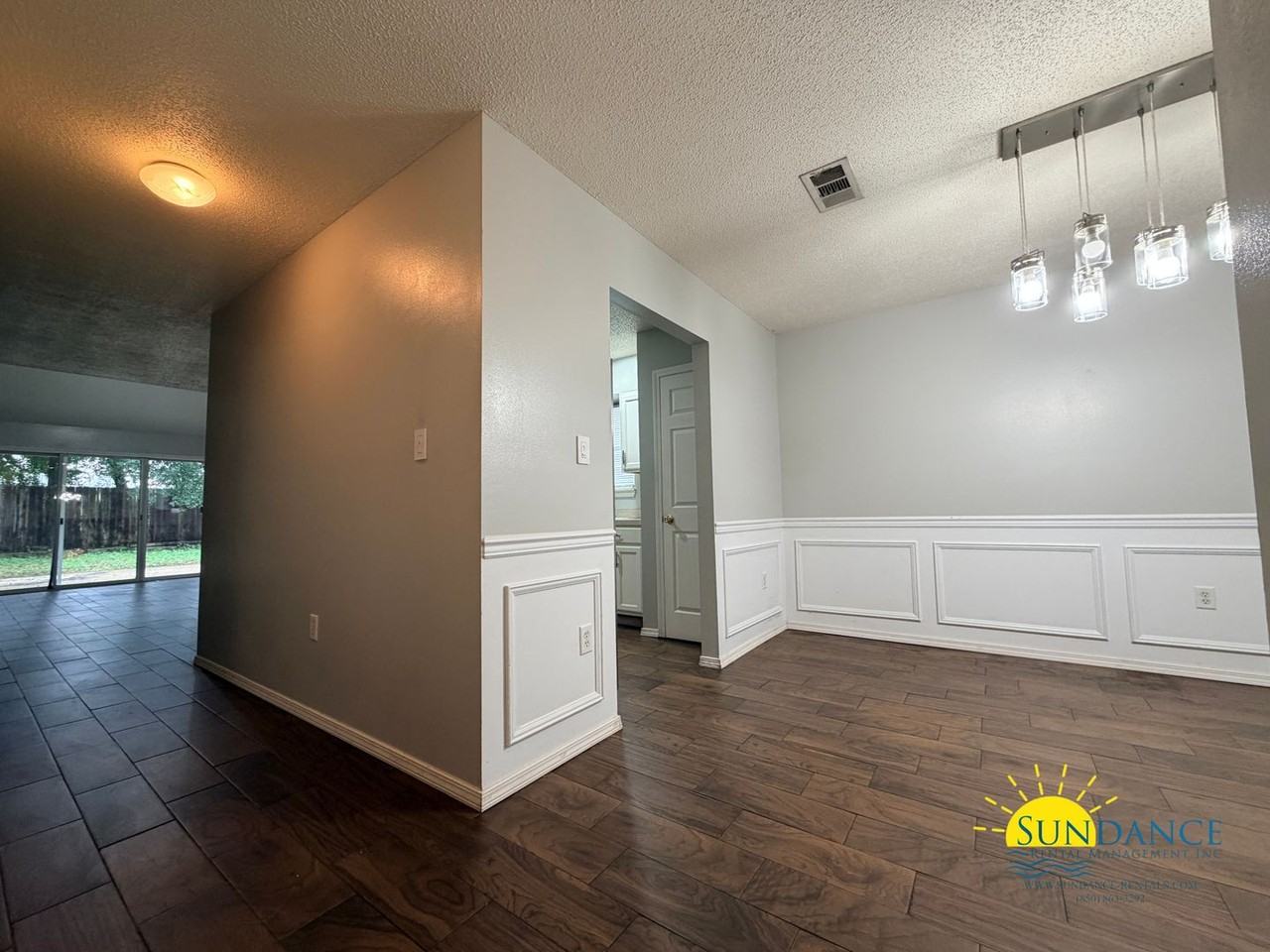929 Claeven Cir - Photo 4 of 33