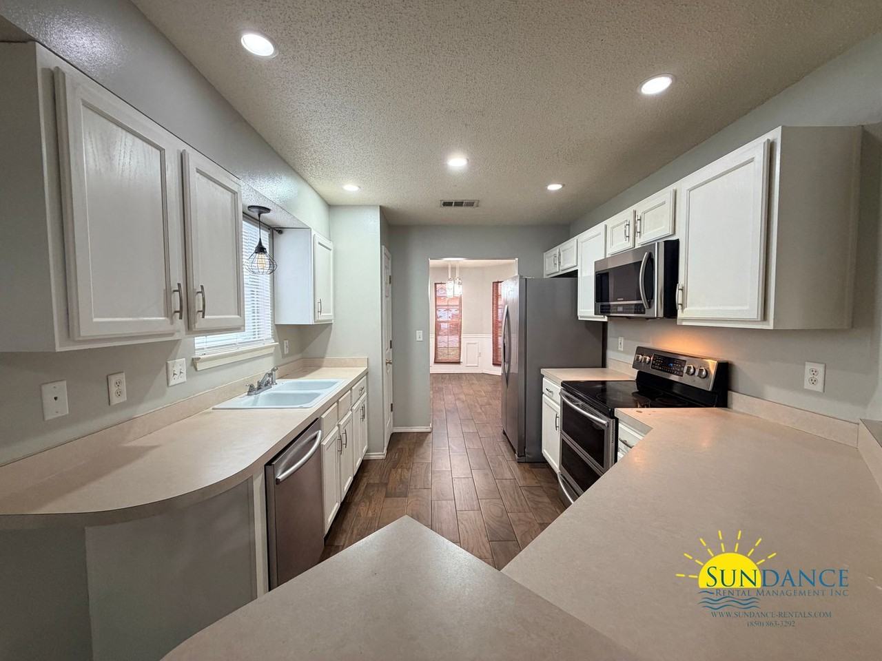 929 Claeven Cir - Photo 5 of 33