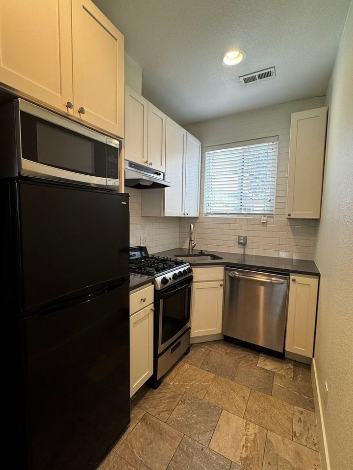 1610 Utica St - Photo 3 of 5