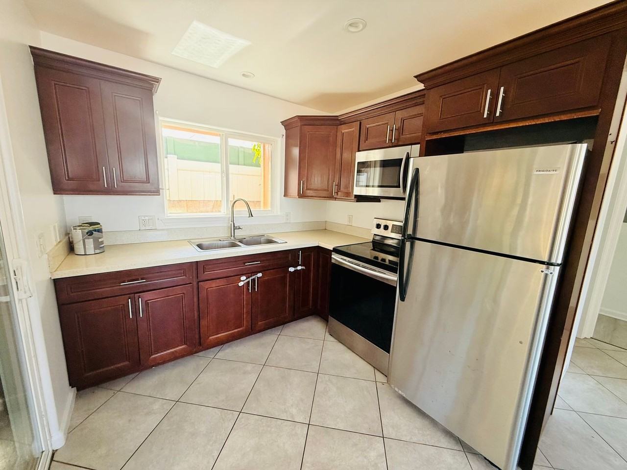330 S Puunene Ave - Photo 2 of 8