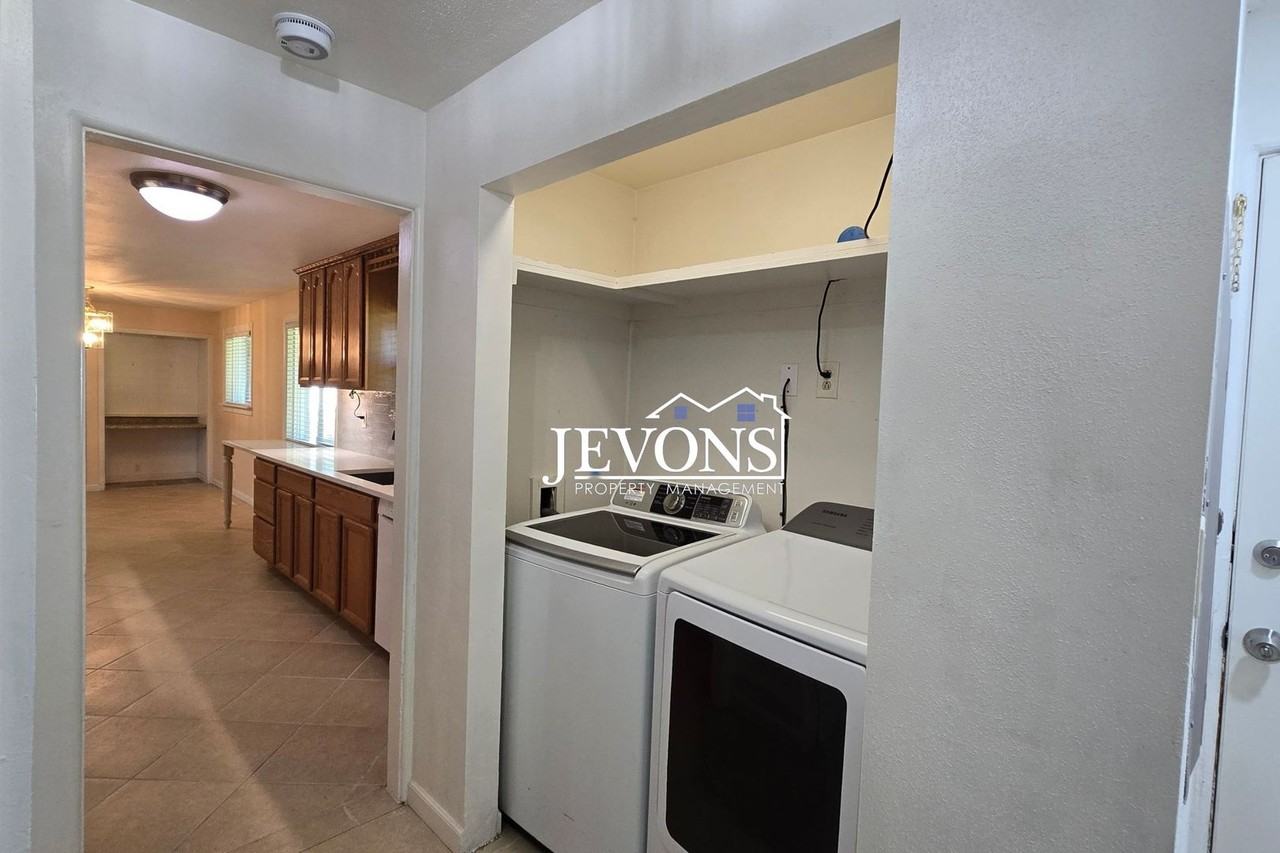 411 S 60th Ave - Photo 3 of 14