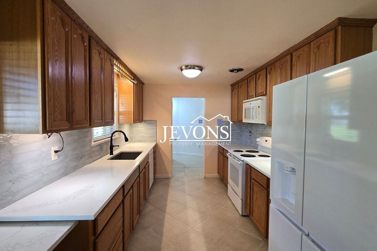 411 S 60th Ave - Photo 4 of 14