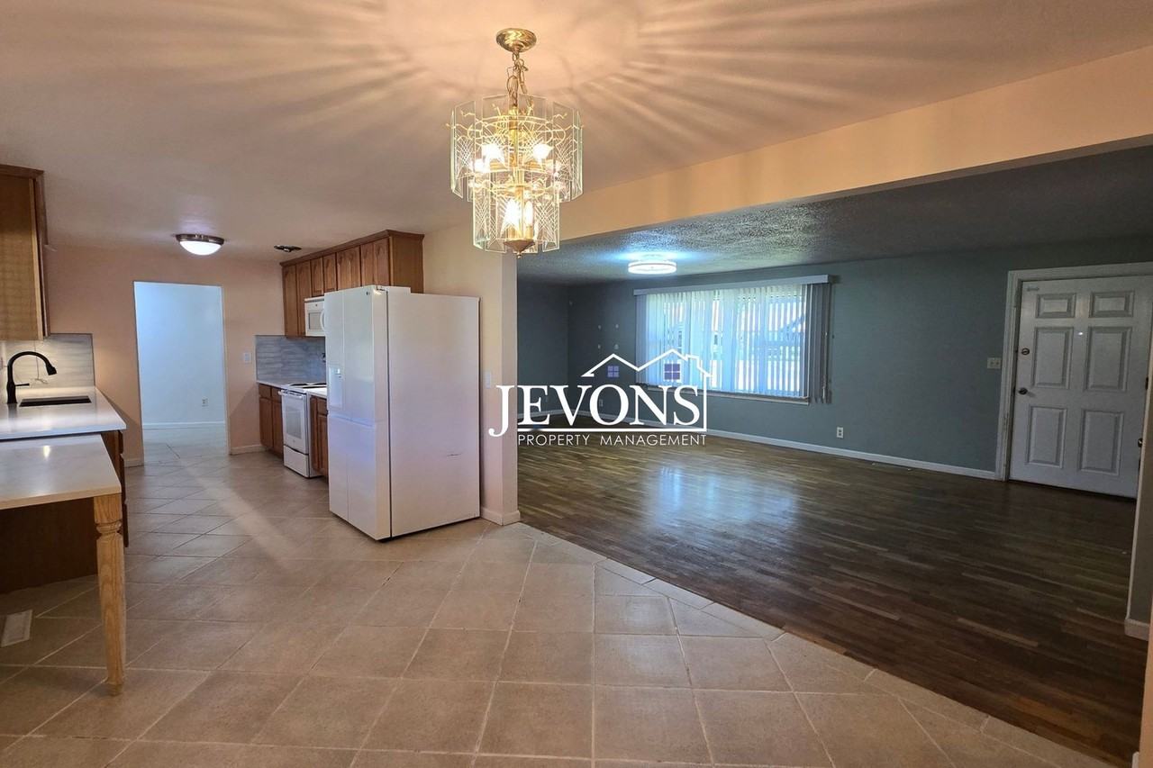411 S 60th Ave - Photo 5 of 14