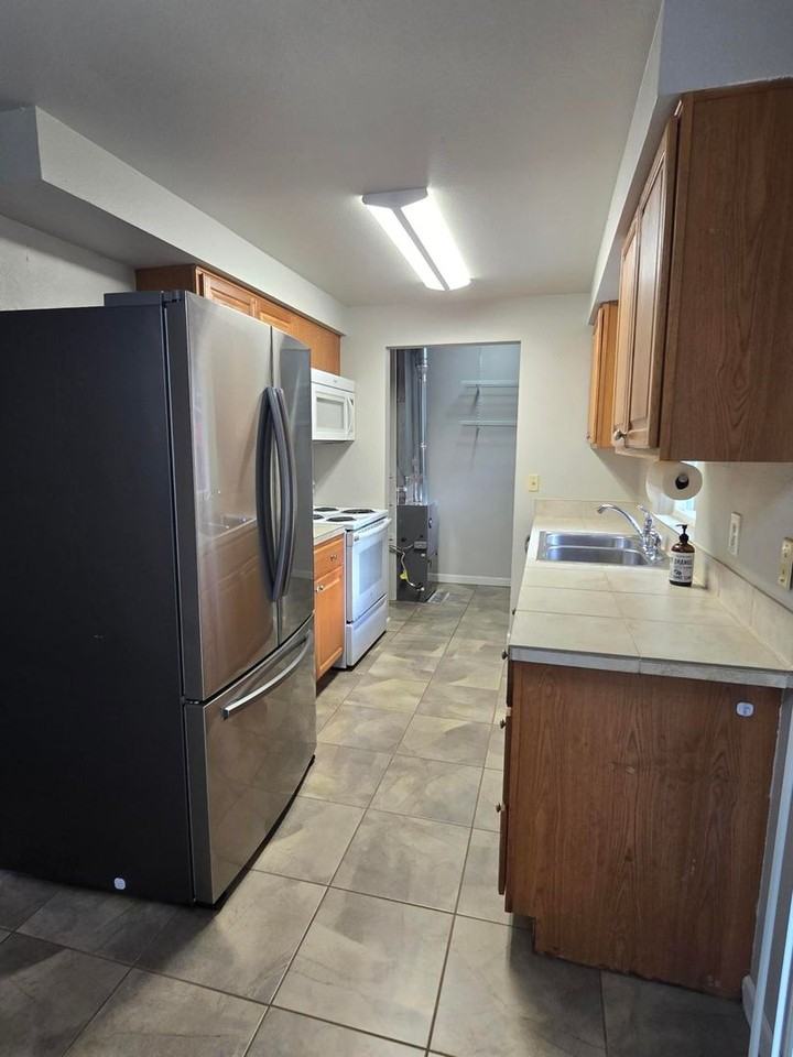 801 Lucas Dr - Photo 5 of 17