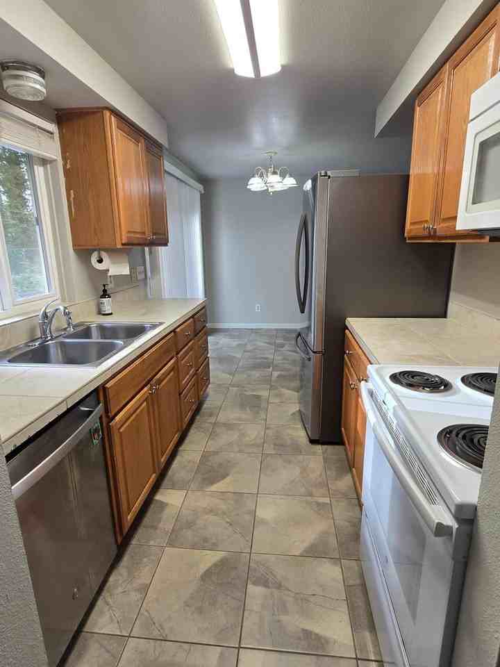 801 Lucas Dr - Photo 6 of 17