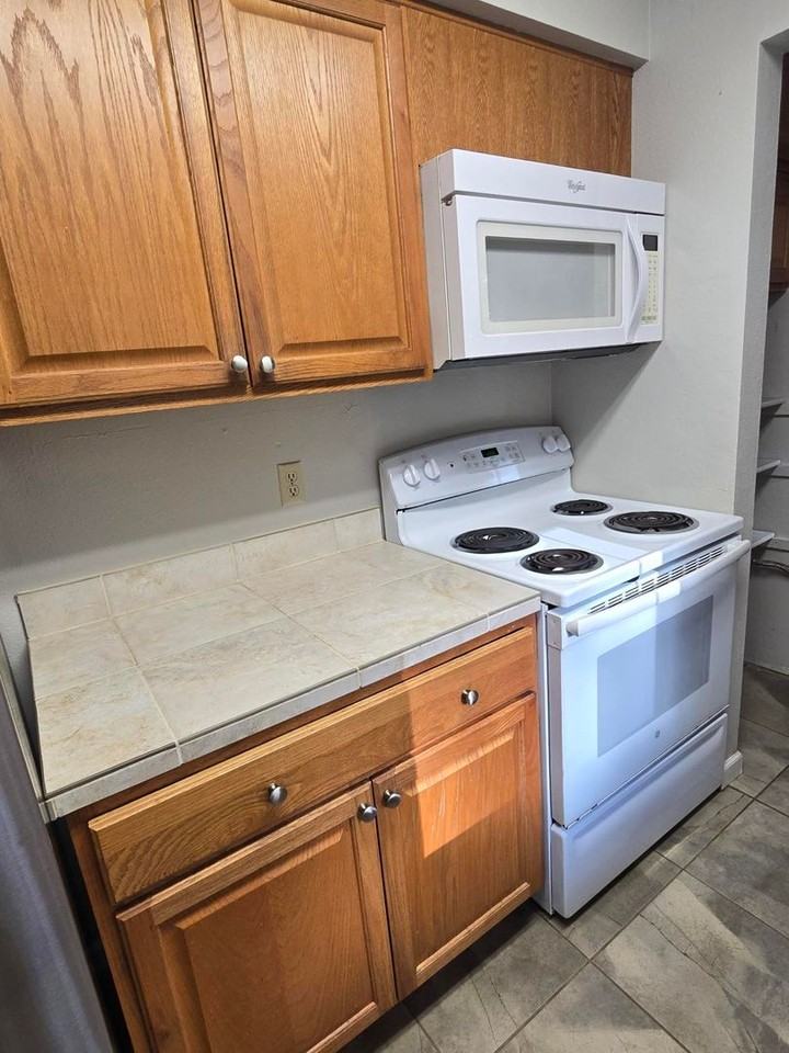 801 Lucas Dr - Photo 7 of 17