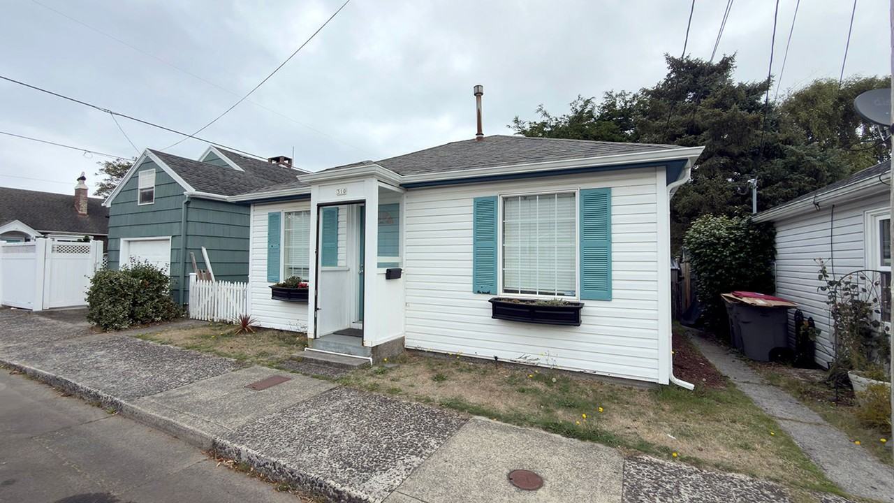 310 Avenue K - Photo 4 of 17