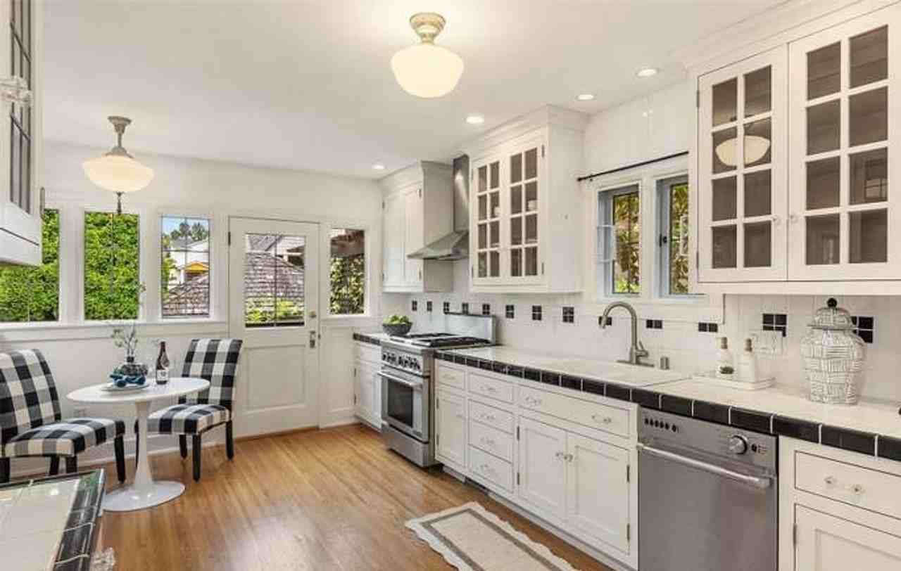 4322 Ne 43rd St - Photo 6 of 29
