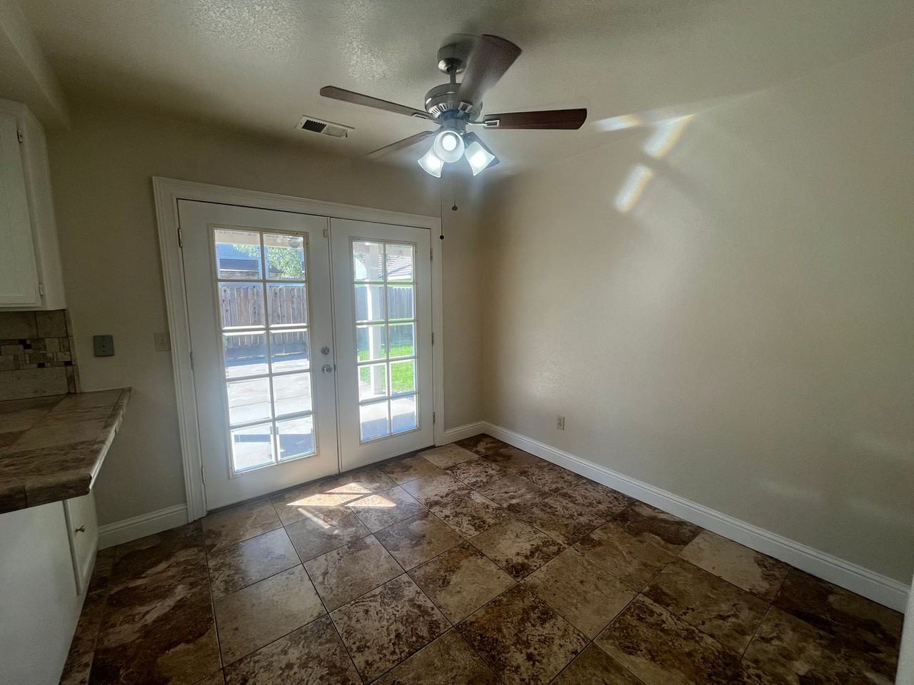 1525 Prospect Ln - Photo 4 of 10
