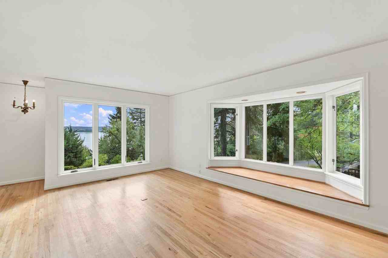 8239 E Mercer Way - Photo 5 of 36