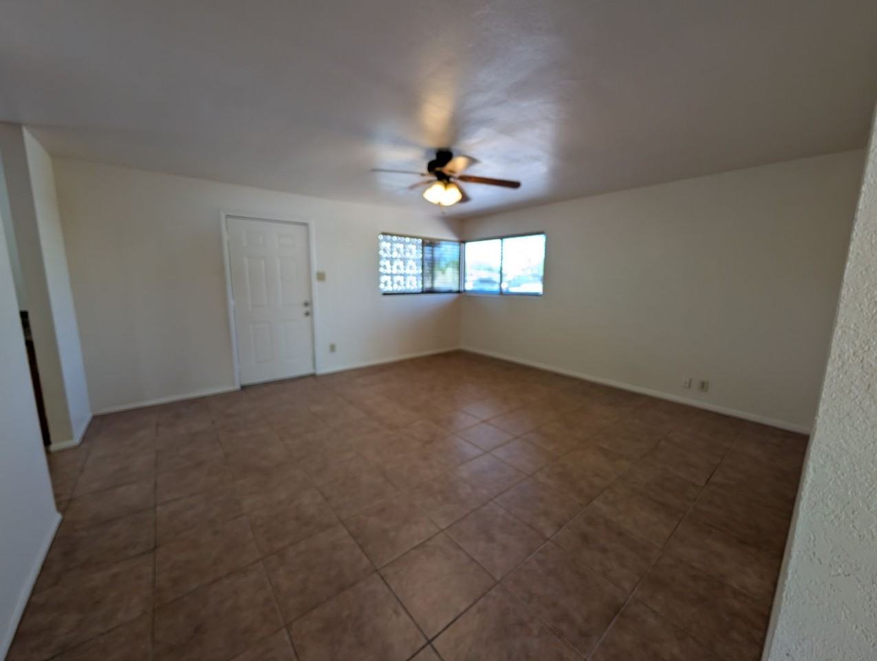 810 W 12th St - Photo 3 of 22